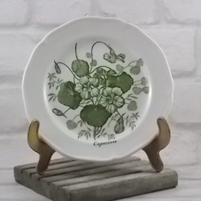Assiette "Capucines" en faïence Blanche, motif floral sérigraphié Vert. Cadeaux publicitaire pour la marque "Yves Rocher", de Gien France.