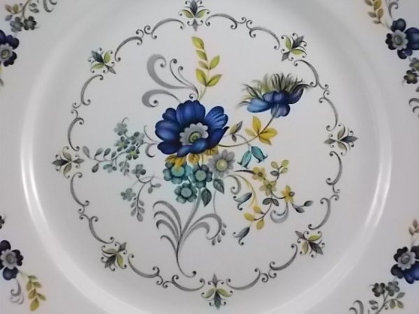 Assiette "Chaillot" plate, en faience Blanche à motif floral. De la maison Moulin des Loups