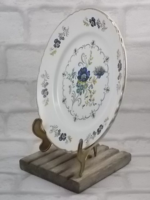 Assiette "Chaillot" plate, en faience Blanche à motif floral. De la maison Moulin des Loups