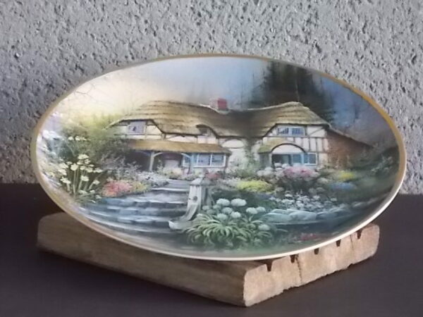 Andres Orpinas, en porcelaine fine. Décors imprimé d'un cottage toit de Chaumes. De The Franklin Mint Made in Etats Unis