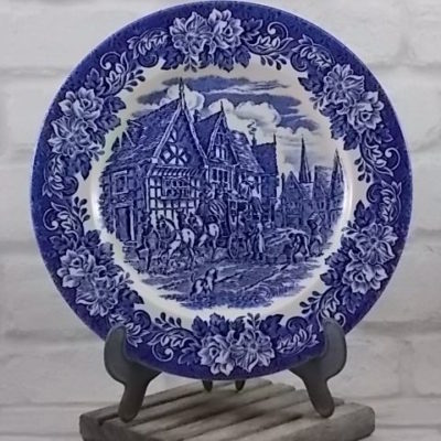 Assiette "Dickens" en faïence Blanche et Bleu, décors de W.n. Mellor, motif scène de "Relais de Diligence" de English Ironstone Tableware Ltd.