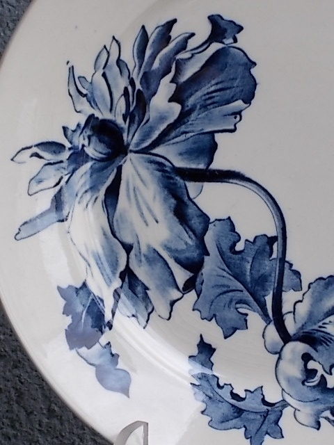 Assiette "Eté", en faience terre de Fer, motif floral Bleu. De la Faïencerie de Gien