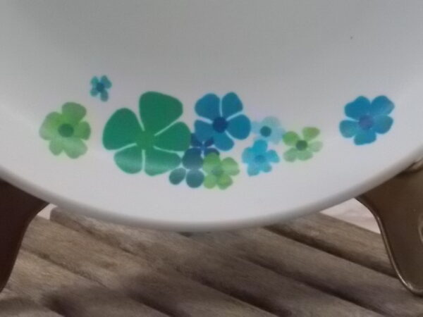 Assiette creuse "Fleurie", en mélamine Blanche à motif floral Vert et Bleu. Année 70. Vaisselle de camping de Miflex