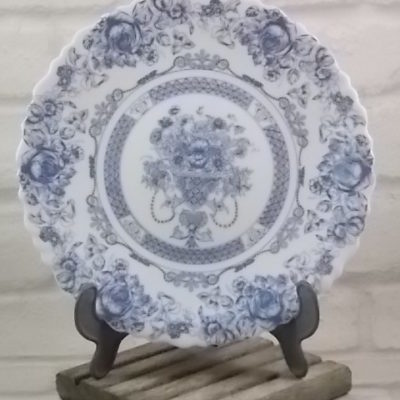 Assiette "Honorine" plate Chantournée et festonnée, en verre Opale trempé Blanc laiteux. Décors floral sérigraphié Bleu. De la marque Arcopal
