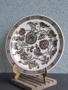 Assiette décorative "Jacobean", en faïence fine Ivoire à motif floral stylisé en camaïeu de Marron. De la manufacture Ridgway - Staffordshire - England