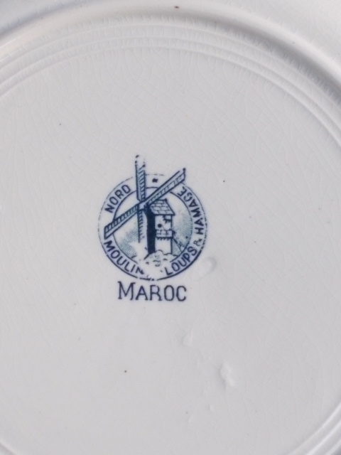 Assiette "Maroc", en faience Blanche et frise Bleu. De la faiencerie St Amand & Hamage et Moulin des Loups & Hamage.