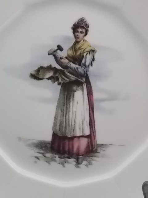 Assiette "Métiers du Vieux Paris", en porcelaine Blanche. Motif sérigraphié polychrome de personnage. De Mitterteich Bavaria