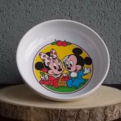 Assiette creuse en mélamine Blanche. Décors représentant "Mickey & Minnie" de Disney. De la marque Tigex