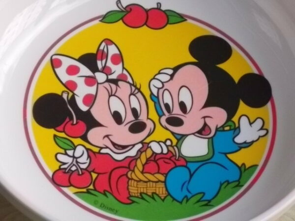 Assiette creuse en mélamine Blanche. Décors représentant "Mickey & Minnie" de Disney. De la marque Tigex