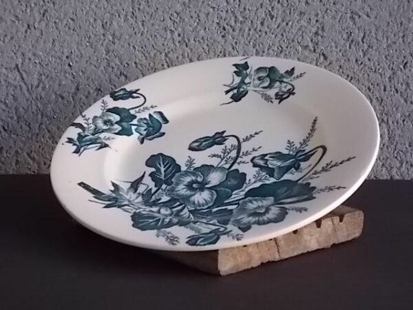 Assiette "Pensées", en faïence Ivoire à motif floral en camaïeu de Bleu. De 1890/1912. de la faïencerie de Salins les Bains.