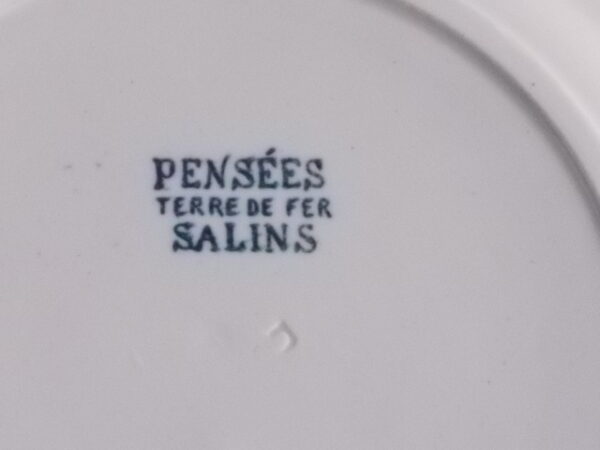 Assiette "Pensées", en faïence Ivoire à motif floral en camaïeu de Bleu. De 1890/1912. de la faïencerie de Salins les Bains.