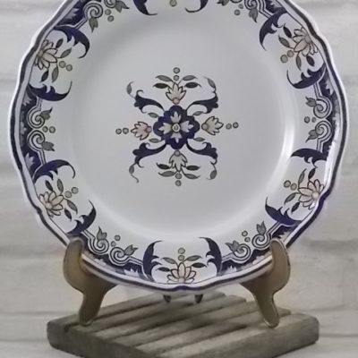 Assiette "Rouen" fait main, décors W 700 de C, en faïence Blanche, motif polychrome à prédominance Bleu.