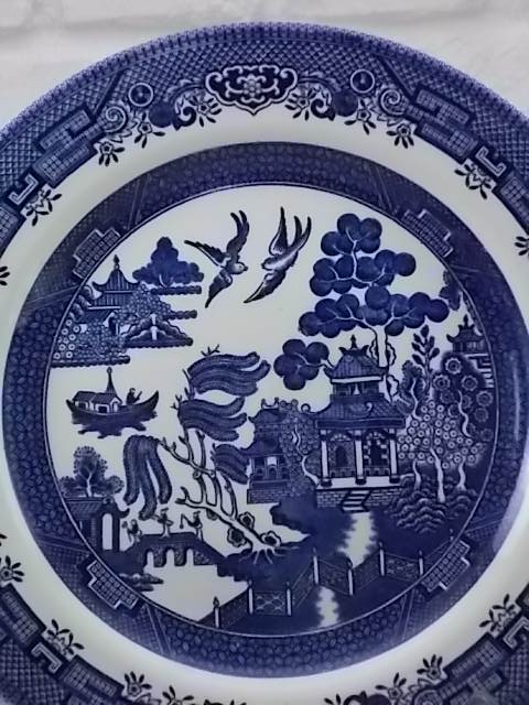 Assiette "Willow", en faïence Blanche, décors Japonisant Bleu de Churchill, Staffordshire