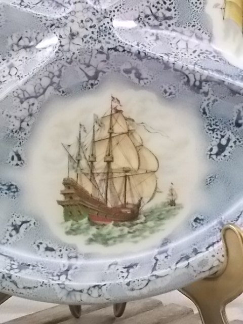 Assiette à compartiment "Marine", en céramique Ecru à décors d'anciens Voiliers, sur fond marbré Bleu. De Le Creuset