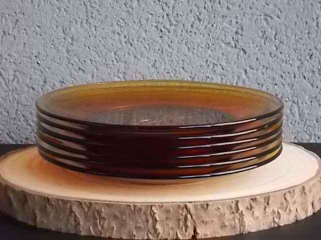 Assiette à dessert, en verre trempé teinté "Ambre", moulé pressé. Motif central Etoile et rond. De la marque Vereco France