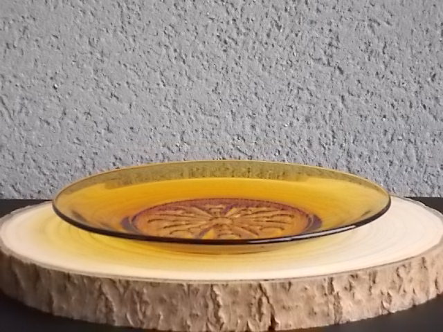 Assiette à dessert, en verre trempé teinté "Ambre", moulé pressé. Motif central Etoile et rond. De la marque Vereco France