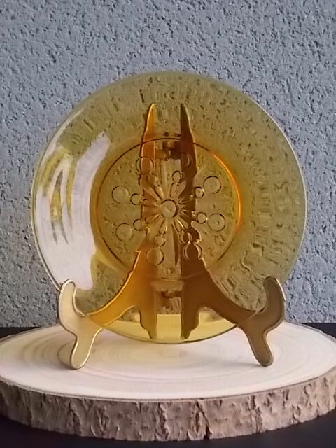 Assiette à dessert, en verre trempé teinté "Ambre", moulé pressé. Motif central Etoile et rond. De la marque Vereco France