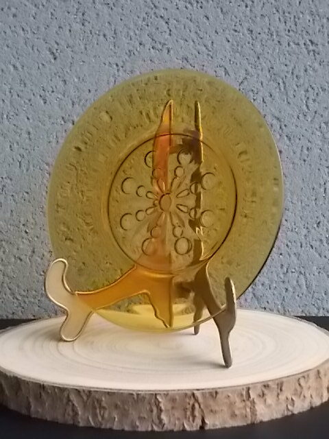 Assiette à dessert, en verre trempé teinté "Ambre", moulé pressé. Motif central Etoile et rond. De la marque Vereco France