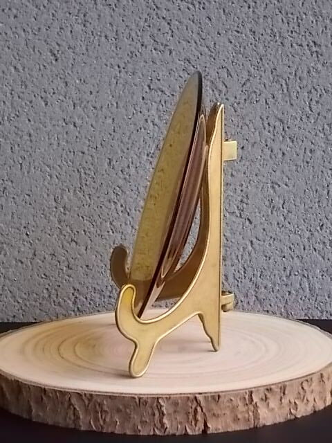 Assiette à dessert, en verre trempé teinté "Ambre", moulé pressé. Motif central Etoile et rond. De la marque Vereco France