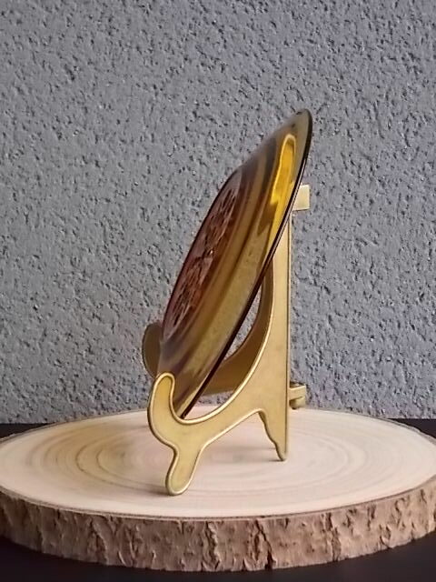 Assiette à dessert, en verre trempé teinté "Ambre", moulé pressé. Motif central Etoile et rond. De la marque Vereco France