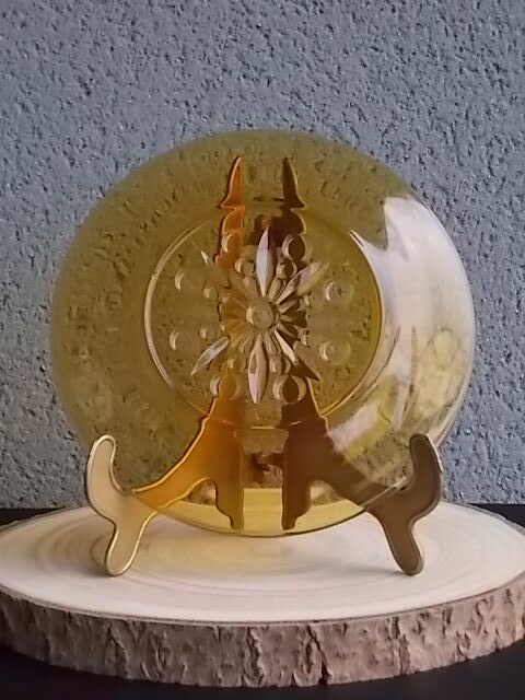 Assiette à dessert, en verre trempé teinté "Ambre", moulé pressé. Motif central Etoile et rond. De la marque Vereco France