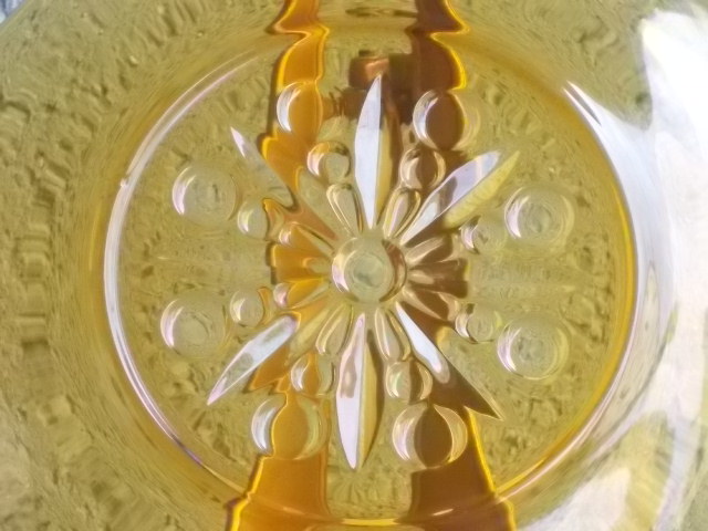 Assiette à dessert, en verre trempé teinté "Ambre", moulé pressé. Motif central Etoile et rond. De la marque Vereco France