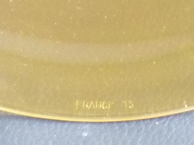 Assiette à dessert, en verre trempé teinté "Ambre", moulé pressé. Motif central Etoile et rond. De la marque Vereco France