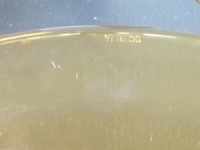 Assiette à dessert, en verre trempé teinté "Ambre", moulé pressé. Motif central Etoile et rond. De la marque Vereco France