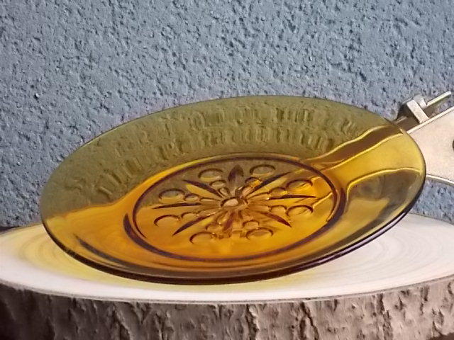 Assiette à dessert, en verre trempé teinté "Ambre", moulé pressé. Motif central Etoile et rond. De la marque Vereco France