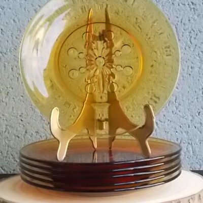 Assiette à dessert, en verre trempé teinté "Ambre", moulé pressé. Motif central Etoile et rond. De la marque Vereco France