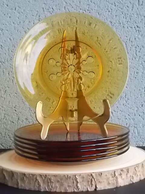 Assiette à dessert, en verre trempé teinté "Ambre", moulé pressé. Motif central Etoile et rond. De la marque Vereco France