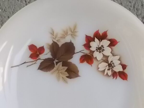 Assiette à dessert "Aubépines", en verre Opale et motif floral. De la Marque Arcopal France
