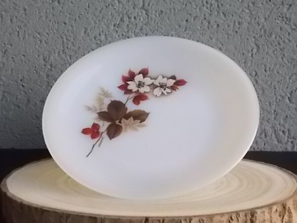 Assiette à dessert "Aubépines", en verre Opale et motif floral. De la Marque Arcopal France