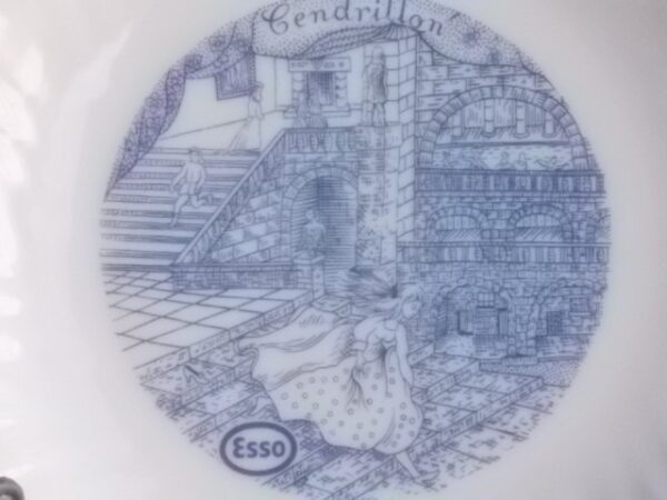 Assiette à dessert "Contes de Perrault" en verre Opale Blanc à motif Bleu. Pour la Marque Esso par la marque Arcopal France