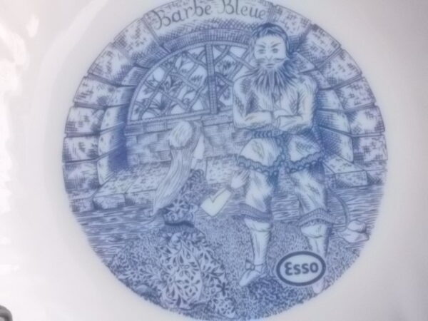 Assiette à dessert "Contes de Perrault" en verre Opale Blanc à motif Bleu. Pour la Marque Esso par la marque Arcopal France