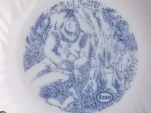 Assiette à dessert "Contes de Perrault" en verre Opale Blanc à motif Bleu. Pour la Marque Esso par la marque Arcopal France