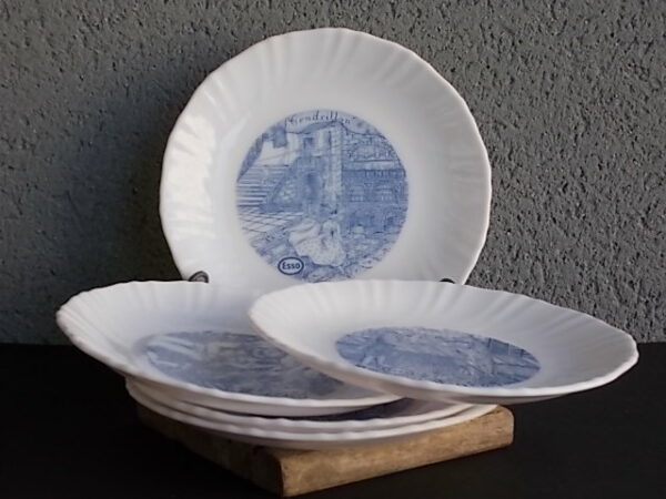 Assiette à dessert "Contes de Perrault" en verre Opale Blanc à motif Bleu. Pour la Marque Esso par la marque Arcopal France