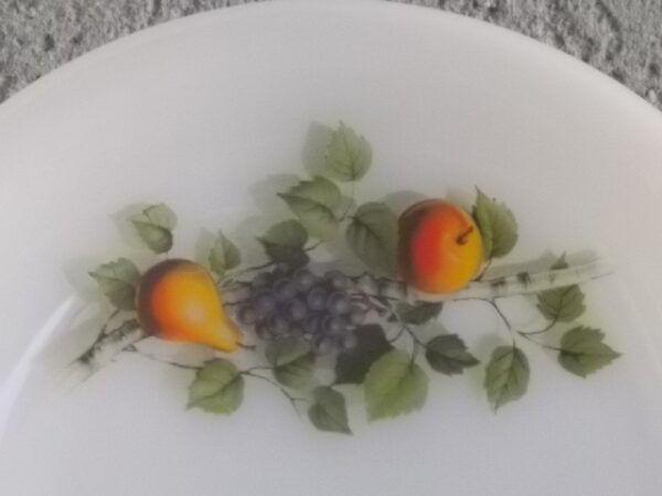 Assiette à dessert "Fruits de France", en verre Opale Blanc laiteux. Décors fruitier sérigraphié polychrome. De la marque Arcopal France.