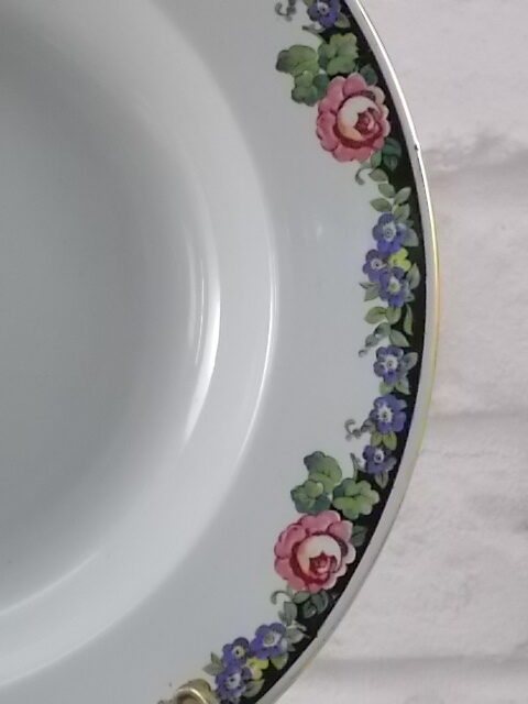 Assiette creuse "3984", en faience Blanche, à motif frise florale et dorure. De Sarreguemines