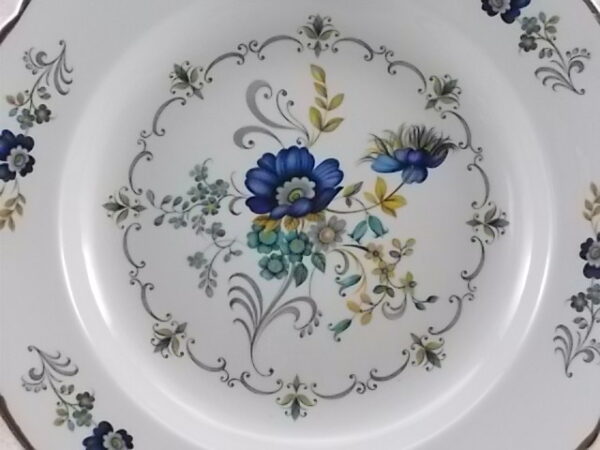 Assiette creuse "Chaillot", en faïence Blanche à bordure festonnée. Décors floral et liseré en dorure. De la faïencerie Moulin des Loups Orchies