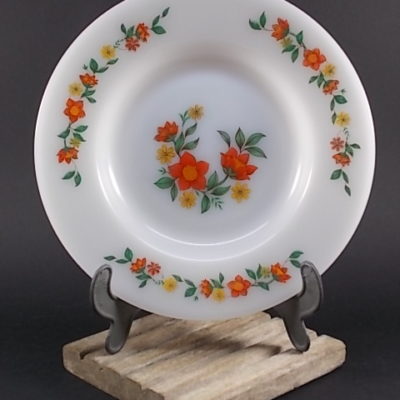 Assiette creuse "Fleurie", en verre Opale et motif floral. De la marque Arcopal France