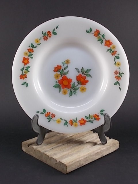 Assiette creuse "Fleurie", en verre Opale et motif floral. De la marque Arcopal France