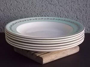 Assiette creuse "Mogador", en demi-porcelaine Blanche et Verte. Motif de frise de feuillage en dorure. De la faïencerie de K & G Lunéville