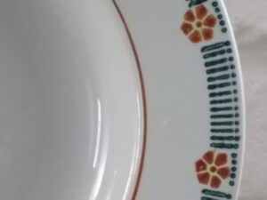 Assiette creuse "Parame", en faience Ivoire, décors peint à la main Marron et Vert. De Céranord St Amand Nord