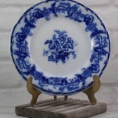 Assiette modèle "Althéa", en Céramique Blanche, décors floral Bleu foncé imprimé flou. De Boch Frères 1845/60