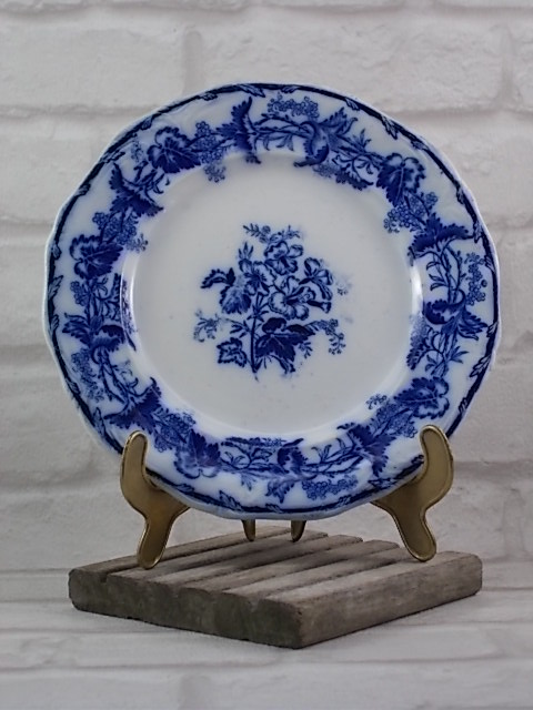 Assiette modèle "Althéa", en Céramique Blanche, décors floral Bleu foncé imprimé flou. De Boch Frères 1845/60