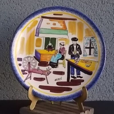 Assiette décorative "Hercé", en faïence Ivoire. Décors peint à la main, motif de Scène de vie". De la Manufacture Bretonne de Faïence Artistique de Pornic