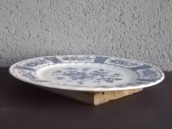 Assiette "Melody", en faïence fine Blanche, à motif floral Bleu, peint à la main. De la manufacture Myott - Meakin Ltd