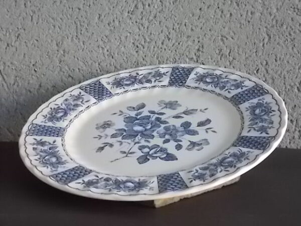 Assiette "Melody", en faïence fine Blanche, à motif floral Bleu, peint à la main. De la manufacture Myott - Meakin Ltd