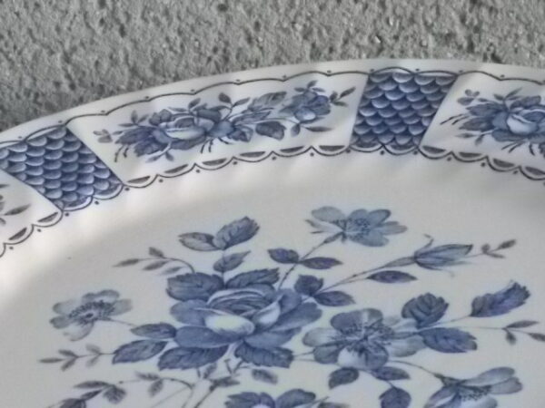 Assiette "Melody", en faïence fine Blanche, à motif floral Bleu, peint à la main. De la manufacture Myott - Meakin Ltd